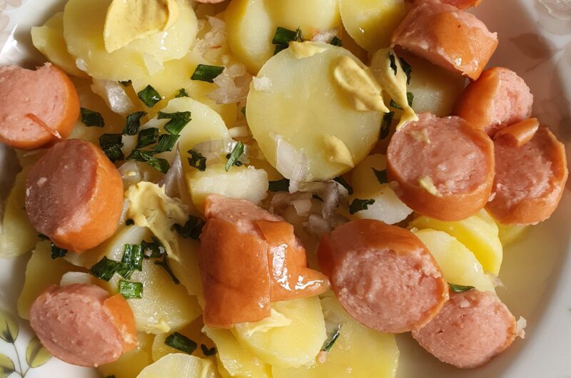 Salade de pommes de terre aux saucisses, vinaigrette à l'échalote