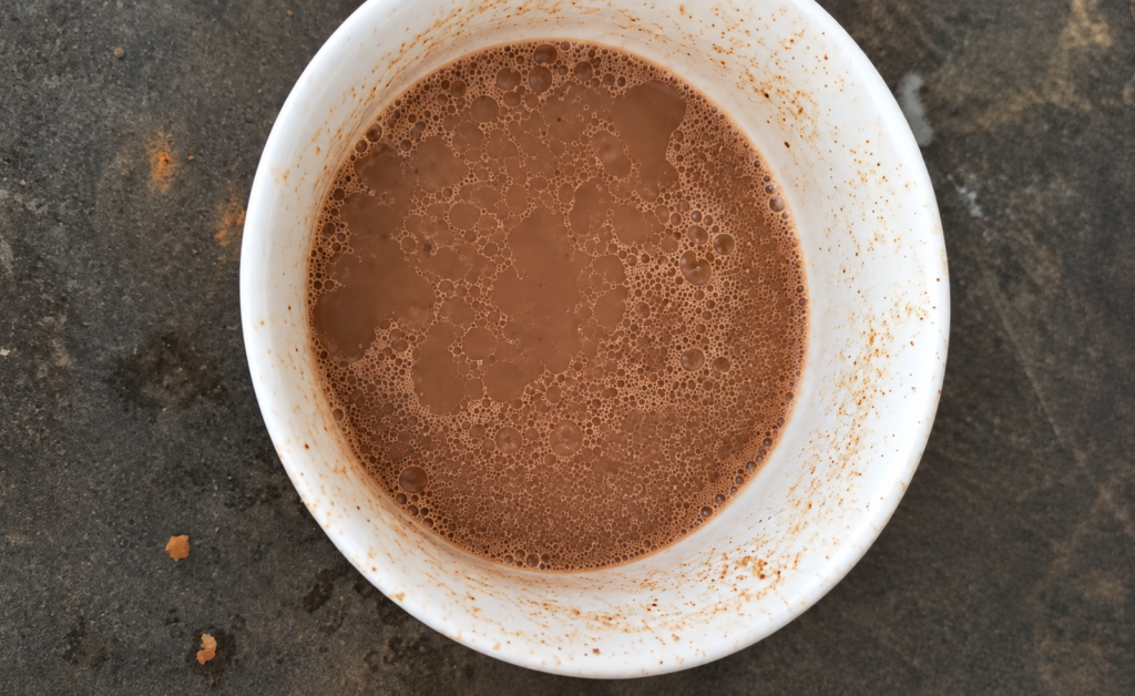 un bol contenant un shampoing à base de poudres indiennes