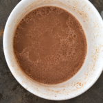 un bol contenant un shampoing à base de poudres indiennes