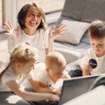 une femme pète un plomb pendant que ses enfants jouent