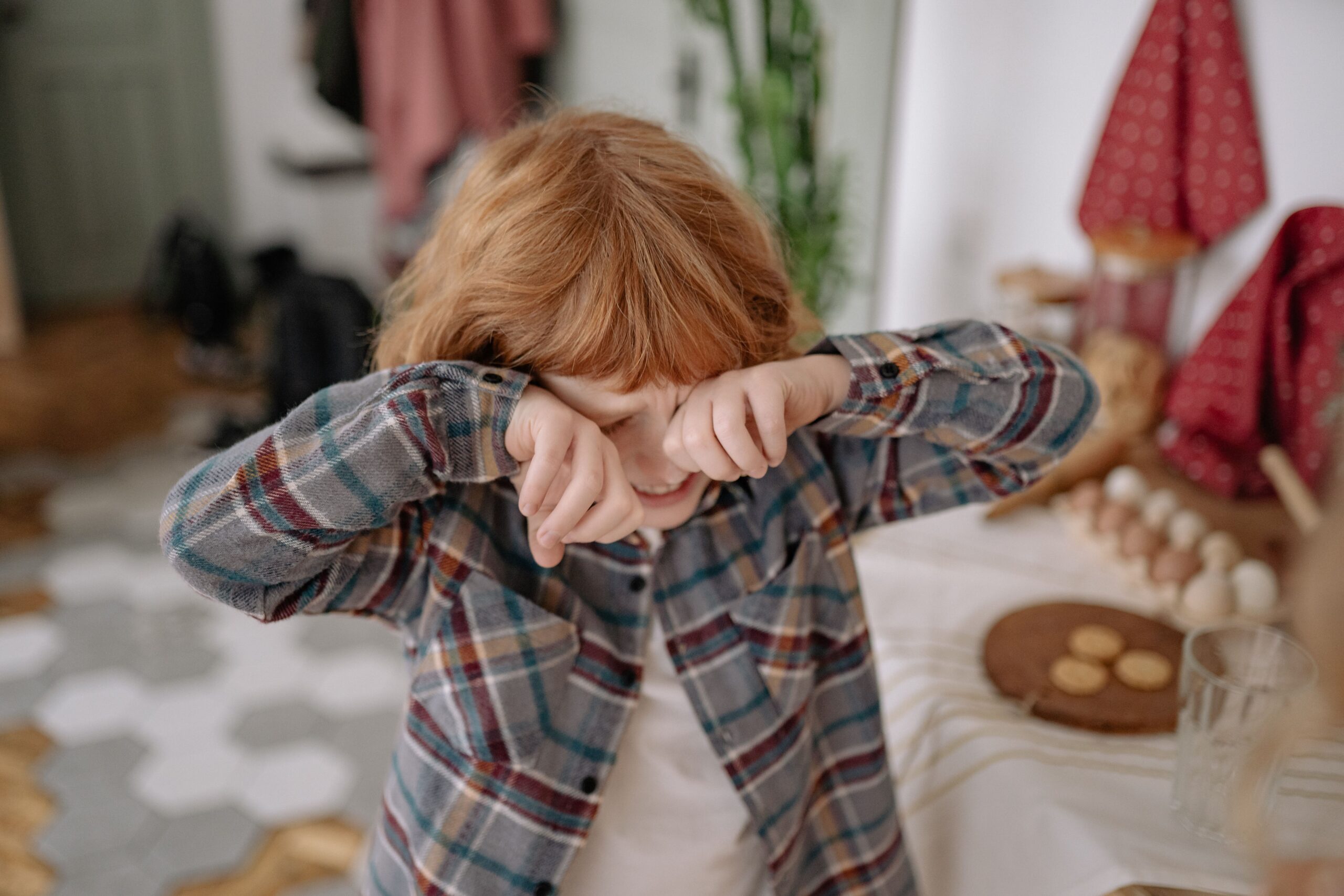 un enfant pleure et se frotte les yeux